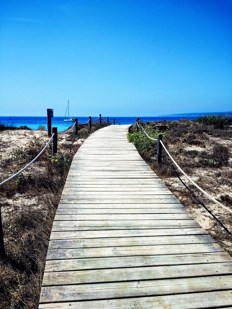 Tir vertical de la promenade à côté d'une plage à Formentera, Espagne