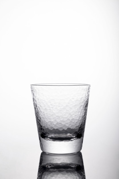 Tir vertical d'un verre avec de l'eau sur un bac blanc