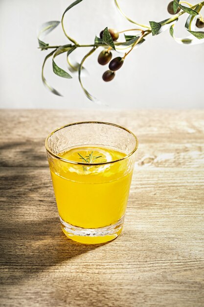 Tir vertical d'un verre de jus d'orange frais