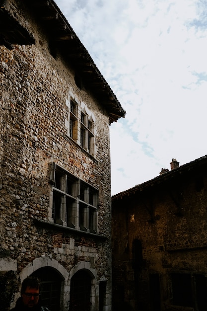 Tir vertical d'un vieux bâtiment en brique sous le beau ciel nuageux