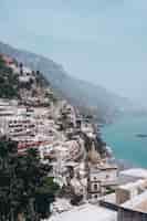 Photo gratuite tir vertical de la vue du village de positano en italie près de la mer pendant la journée