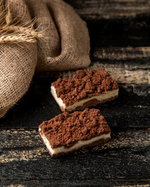 Photo gratuite tiramisu avec café et mascarpone sur table