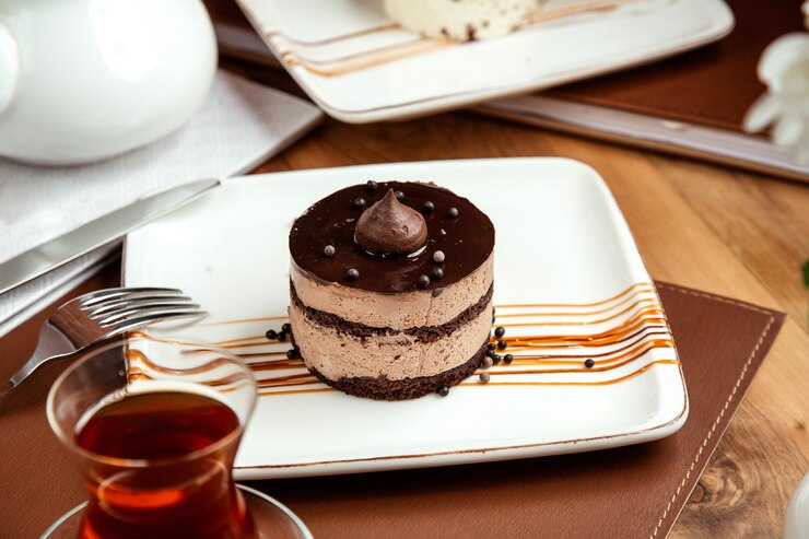 Photo gratuit tiramisu fromage mascarpone et perles de chocolat sur la plaque