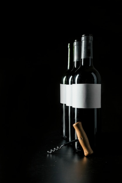 Tire-bouchon près des bouteilles de vin