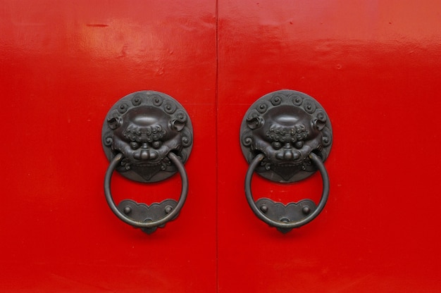 Tiré d'une vieille poignée de porte métallique de style chinois avec des gardiens de lion