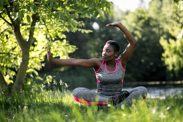 Étirement du torse de bois matin jeu asanas