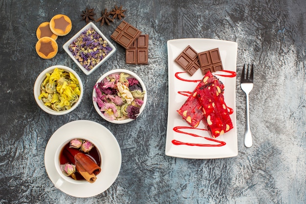 Tisane avec bols de fleurs sèches sur fond gris