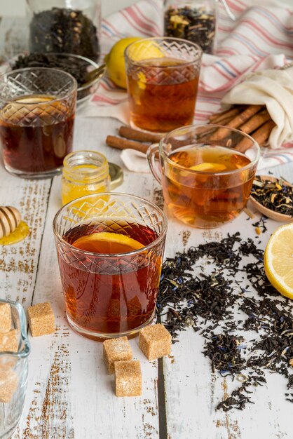 Tisane naturelle sur table