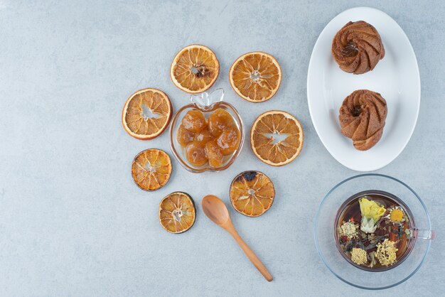 Tisane à l'orange séchée sur fond blanc. Photo de haute qualité