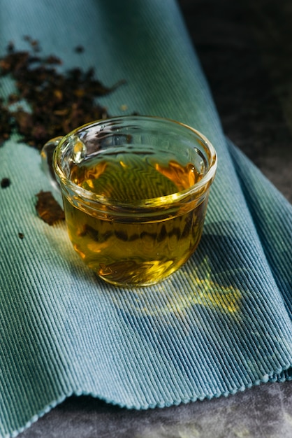 Tisane en verre sur une serviette bleue