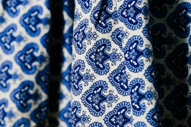 Tissu bleu avec un motif de fleurs en gros plan