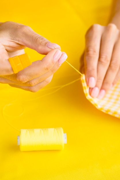 Tissu à coudre à angle élevé de femme