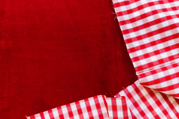 Photo gratuit tissu à damier sur textile bordeaux