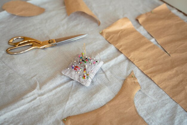 Tissu haute visibilité avec des aiguilles et des ciseaux