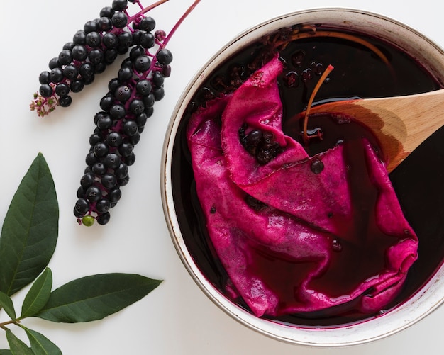 Photo gratuite tissu pigmenté dans la teinture du raisin