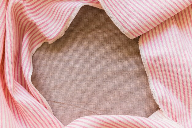 Tissu à rayures roses et blanches sur toile de sac unie