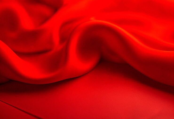 Photo gratuit tissu de soie rouge avec des ondes douces