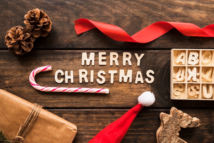 Photo gratuit titre de joyeux noël près de la boîte présente, chicots et lettres au cas où