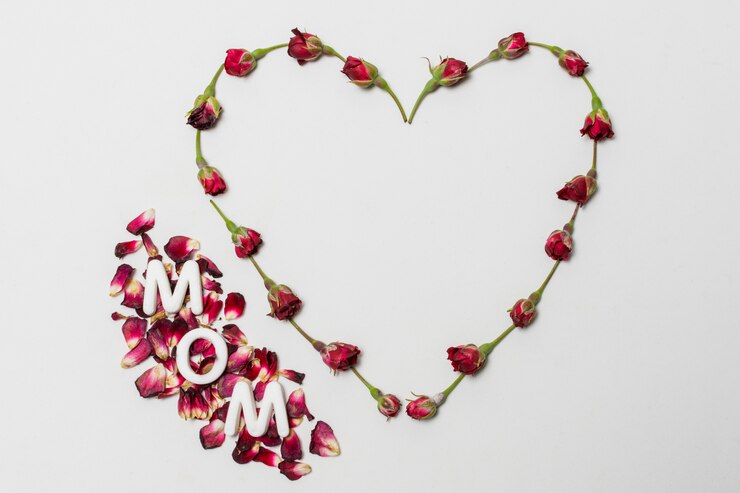 Photo gratuit titre de maman entre coeur décoratif rouge de fleurs