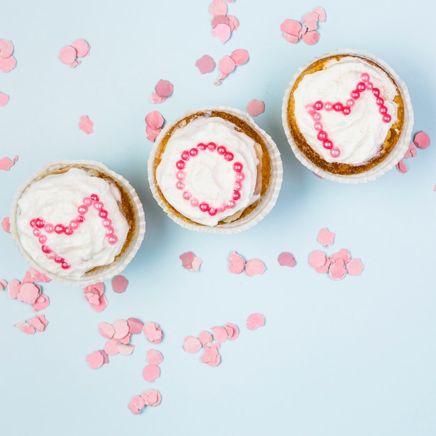 Photo gratuite titre de maman sur des gâteaux entre des confettis en papier