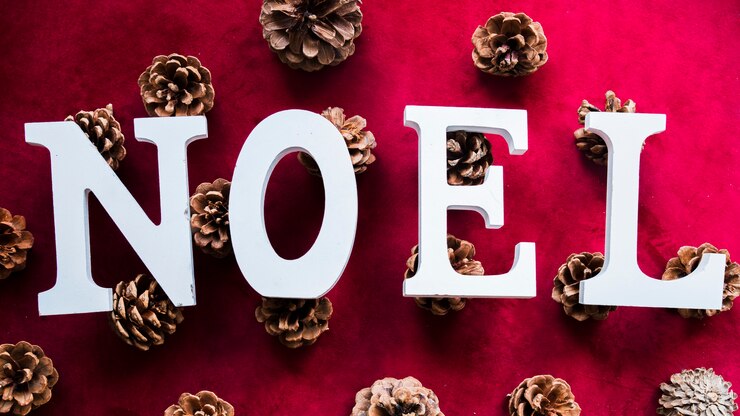 Photo gratuit titre de noel entre les chicots de pin