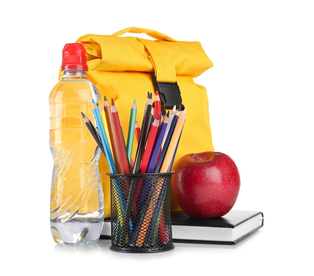 Titulaire avec des crayons colorés, une bouteille d'eau et un sac à lunch sur fond blanc