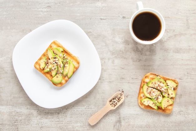 Photo gratuite toast au café et à l'avocat