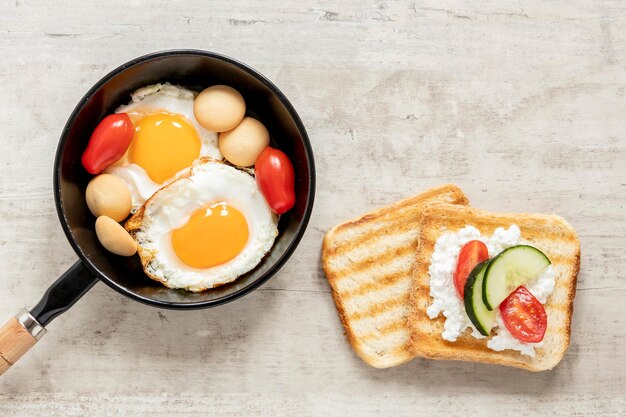 Toast au fromage et aux légumes avec œuf au plat