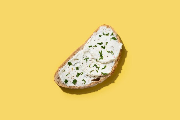 Toast au fromage à la crème sur fond jaune