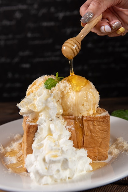 Toast au miel avec crème fouettée et glace à la vanille