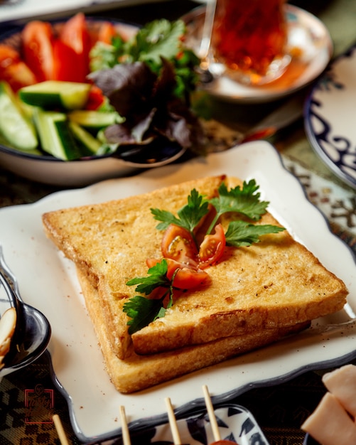 Toast aux légumes et aux herbes