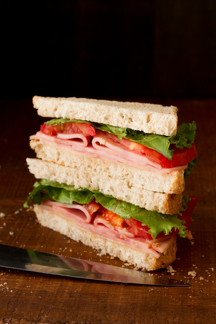 Photo gratuit toast aux légumes et salami sur le bureau