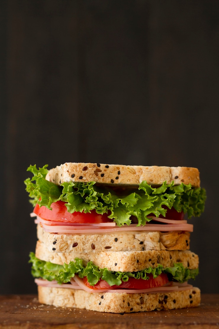Photo gratuit toast aux légumes et salami