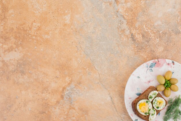 Toast aux œufs durs sur table en marbre