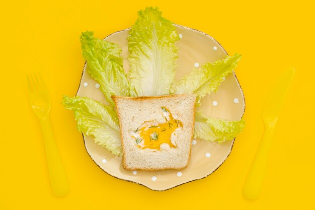 Toast aux œufs avec salade