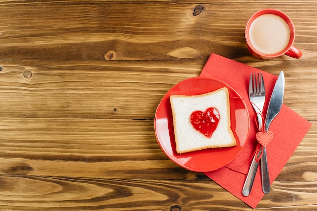 Toast avec confiture en forme de coeur avec café