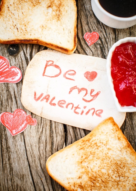 Toast Avec Confiture De Fraises Be My Valentine Carte De Message Blanche Avec Des Coeurs Faits à La Main Saint Valentin