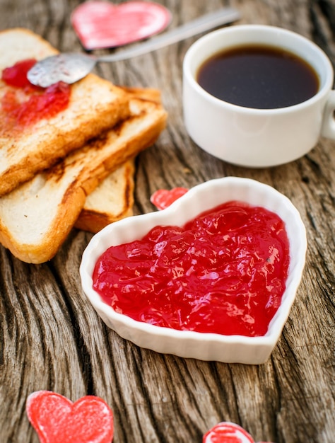Toast avec de la confiture de fraises en forme de coeur Saint Valentin
