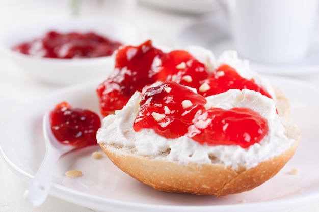 Toast avec du fromage à la crème et de la confiture