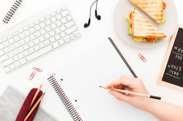 Toast frais pour le petit déjeuner au bureau