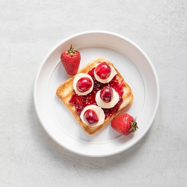 Photo gratuite toast à la marmelade et aux bananes