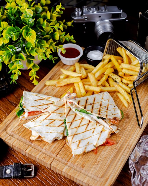 Toast de pain plat aux épinards tomates au fromage servi avec frites