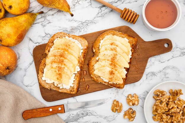 Toast sur une planche à découper avec des poires