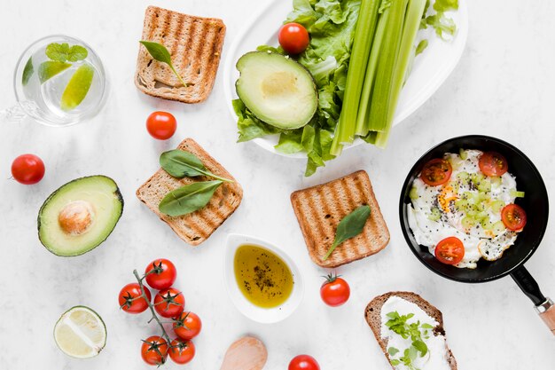 Toast plate poser avec des tomates avocat et des œufs