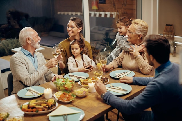 Un toast pour de nombreux dîners de famille à venir