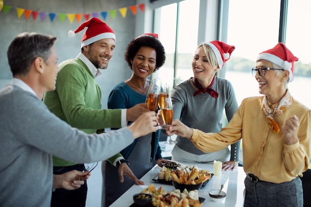 Photo gratuite un toast pour nos réalisations commerciales du nouvel an