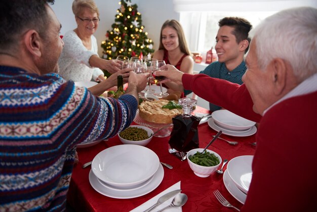 Toast pour le temps en famille à Noël