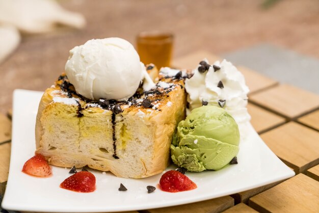 Toasts au miel avec de la glace à la fraise, à la vanille et au thé vert