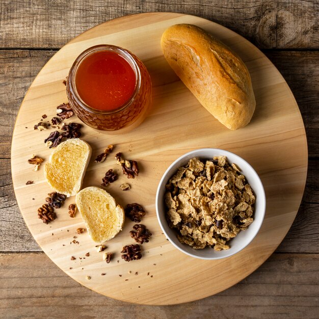 Toasts au miel avec noix et céréales