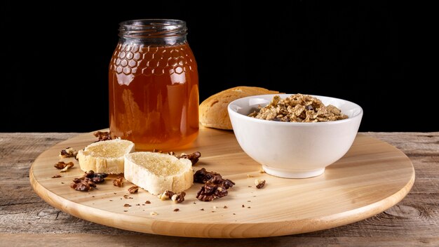 Toasts au miel avec noix et céréales